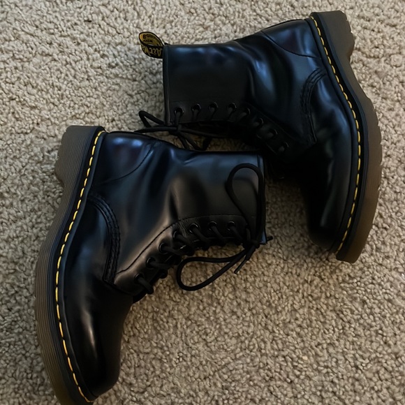 Women’s Size 6 Dr. Marten boots - Picture 4 of 7